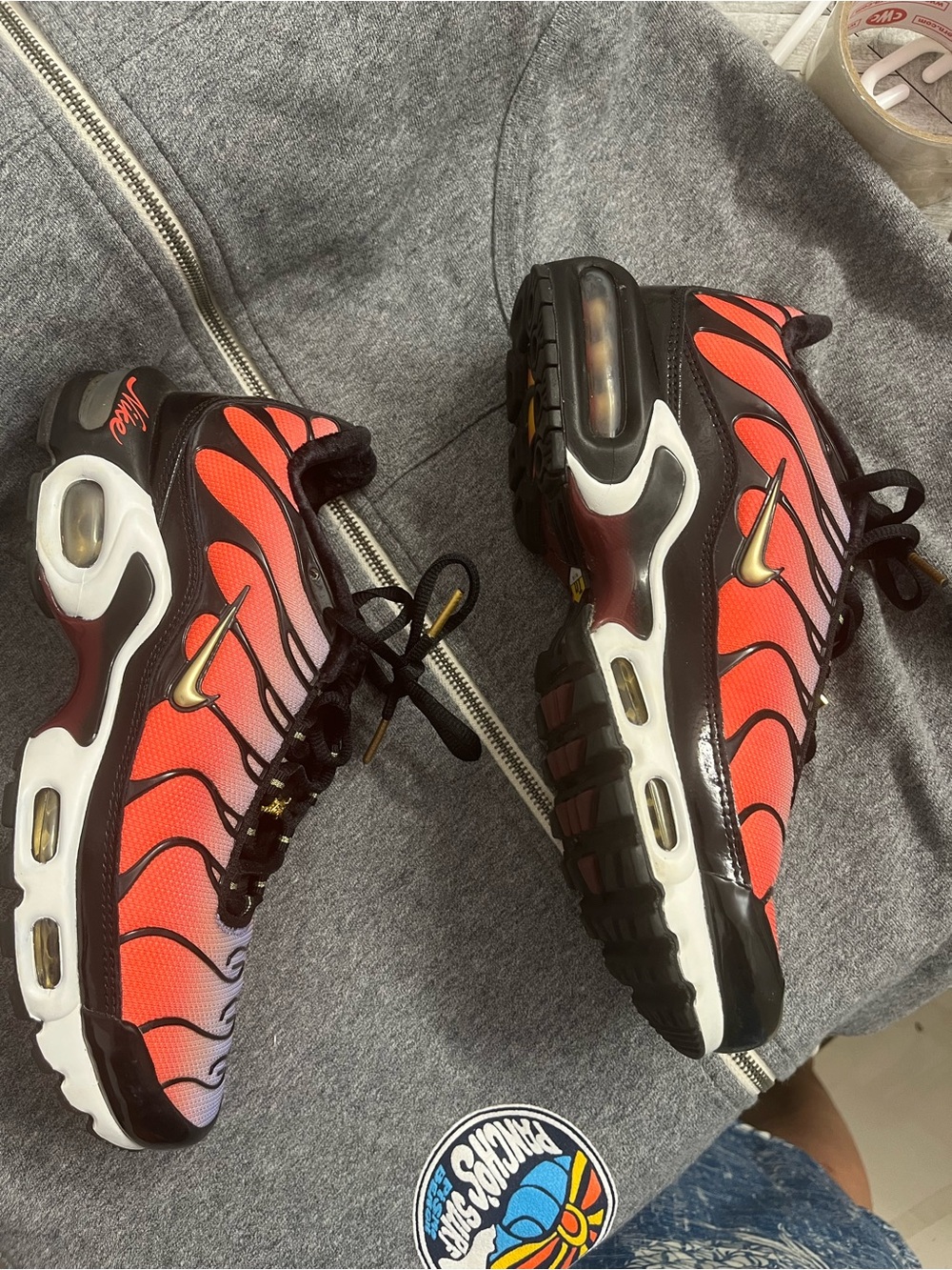 Nike sisterhood Women’s Gradient Red Air Max Sneakers with Gold Swoosh size 8 - Picture 4 of 9